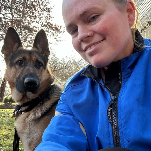 Meet your Posher, Amanda - Picture 2 of 3